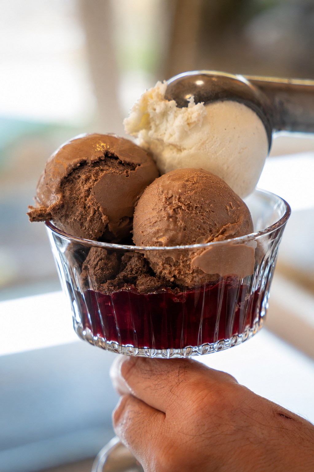 Mehrere Kugeln Eis in einem Glas.