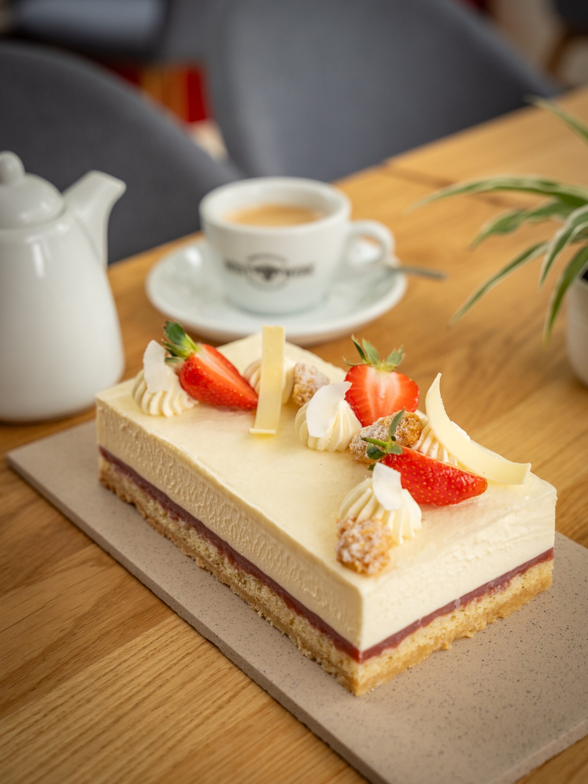 Eine Torte und ein Kaffee im Cafe Schweigert in Bad Liebenzell.