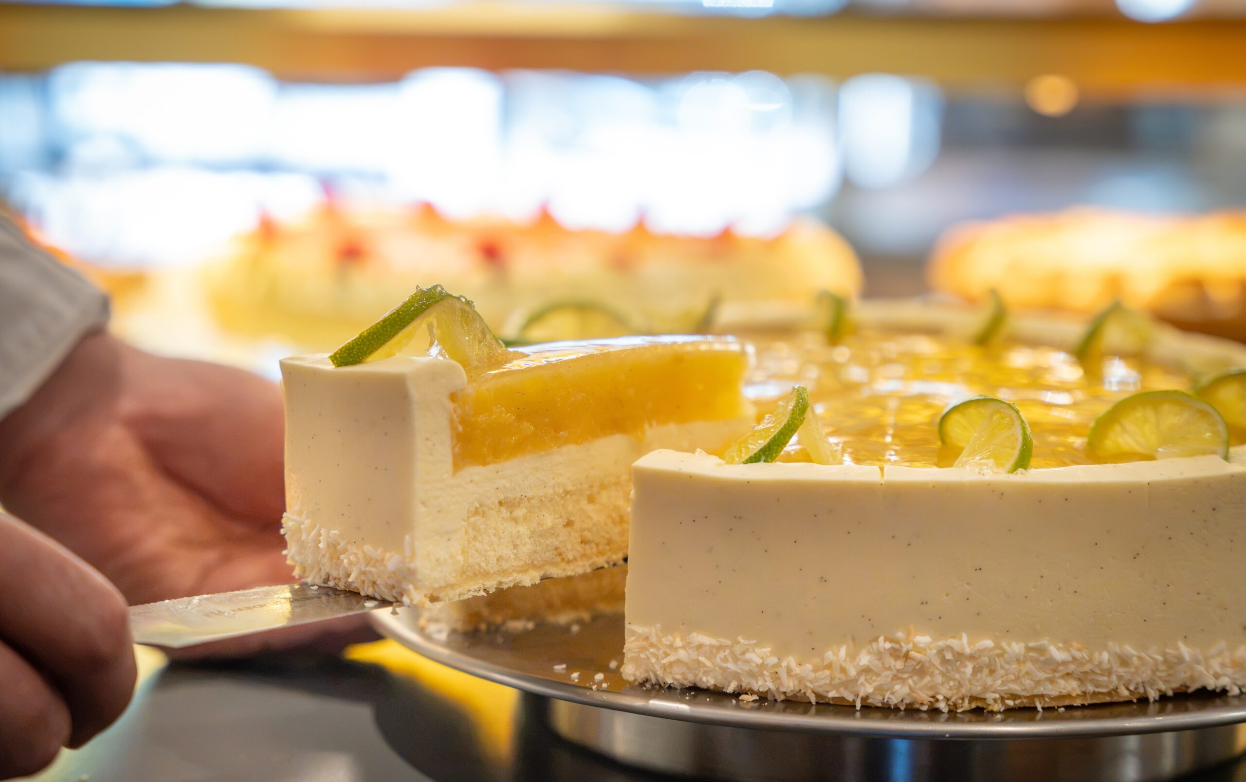 Ein Stück einer Torte im Cafe Schweigert in Bad Liebenzell.