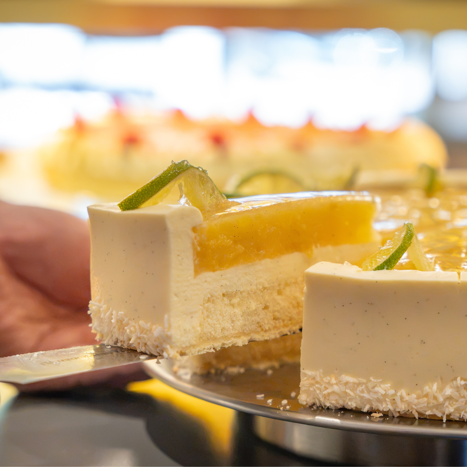 Ein Stück einer Torte im Cafe Schweigert in Bad Liebenzell.