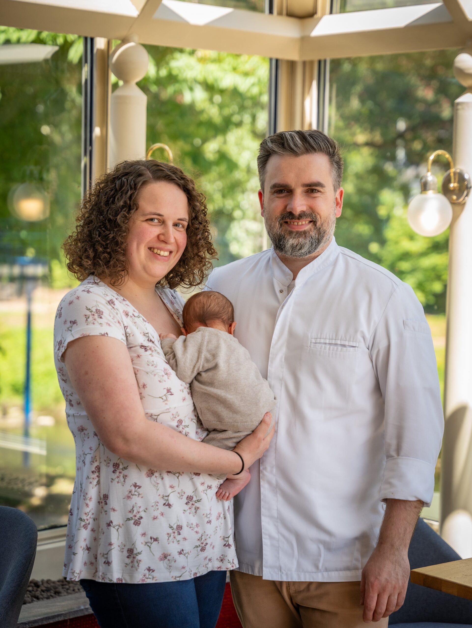 Sebastian Kraus mit Frau und Baby im Eines der Frühstücksbrote im Cafe Schweigert in Bad Liebenzell.